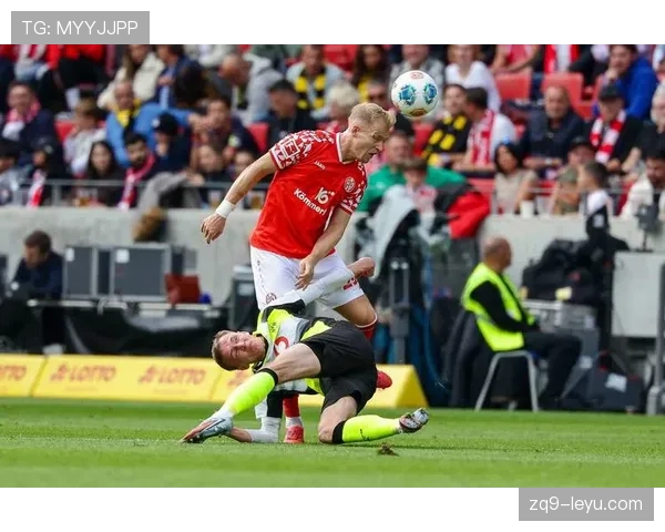 拜仁慕尼黑重构战术体系,全新高位逼抢策略引领德甲竞争新格局 拜仁慕尼黑重构战术体系,全新高位逼抢策略引领德甲竞争新格局