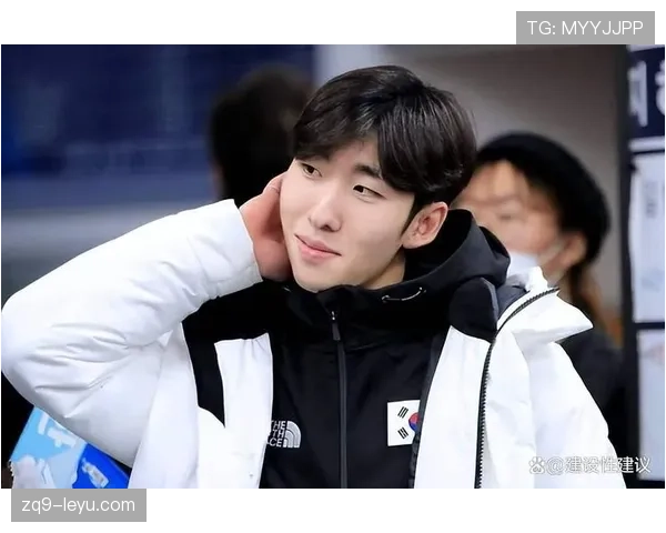 林孝埈吃着巨无霸,却在场上自己画圈圈,这反差也太mad了吧